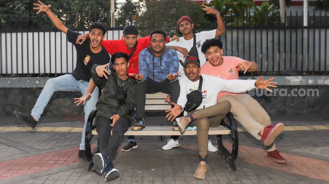 Vokal grup HipHop asal Jayapura M.A.C bergaya didepan kamera saat berkunjung ke kantor Suara.com di Jakarta Selatan, Jumat (5/2/2021). [Suara.com/Alfian Winanto]