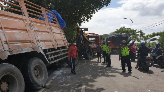 Tabrakan Beruntun di Dekat Rumah Bupati Iti, Dua truk dan Motor Terlibat