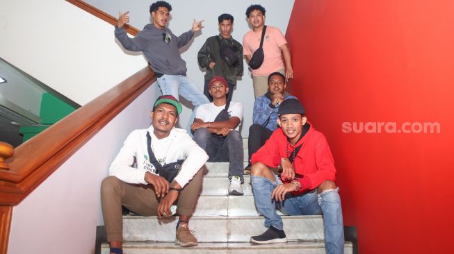 Vokal grup HipHop asal Jayapura M.A.C bergaya didepan kamera saat berkunjung ke kantor Suara.com di Jakarta Selatan, Jumat (5/2/2021). [Suara.com/Alfian Winanto]