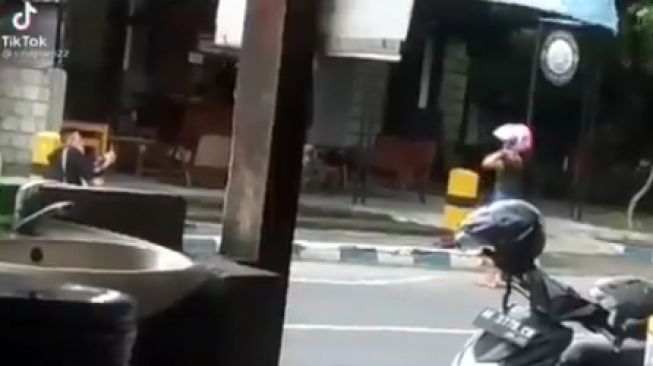 Aksi Wanita Goyang TikTok di Jalanan, Publik: Minta Ditabrak Mbak?