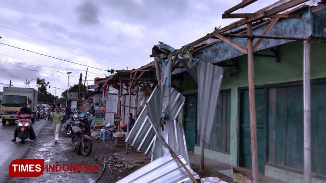 Banyuwangi Dilanda Angin Kencang, Warga Terseret hingga Tertimpa Atap Rumah