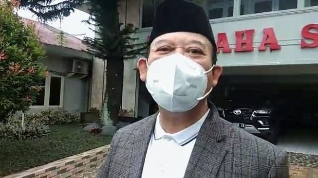 Bupati Banyumas Achmad Husein di depan rumah dinasnya di Kompleks Pendapa Si Panji Purwokerto pada Jumat (5/2/2021). [Hestek.id]