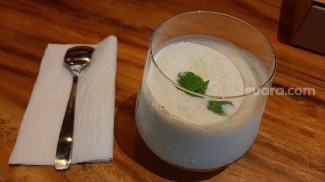 Review restoran Kopislashtea. Terletak di bilangan Cipete, Jakarta Selatan, Kopislashtea menyajikan variasi minuman kopi dan teh. (Suara.com/Dini Afrianti)