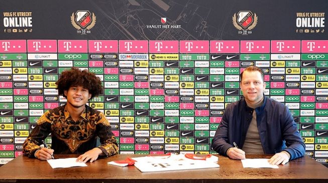 Bagus Kahfi tanda tangan kontrak dengan FC Utrecht kenakan batik. (fcutrecht.nl)