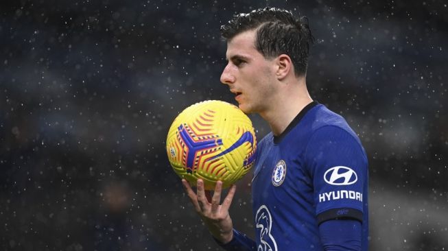 Gelandang serang Chelsea, Mason Mount tampil pada laga Liga Inggris 2020/2021 kontra Tottenham Hotspur di Tottenham Hotspur Stadium, London, Jumat (5/2/2021). [NEIL HALL / POOL / AFP]