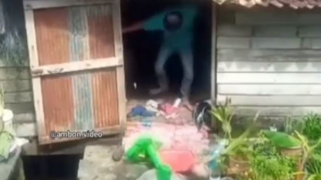 Geger Video Pria Ngamuk Banting dan Buang Perabot Rumah, Endingnya Joget