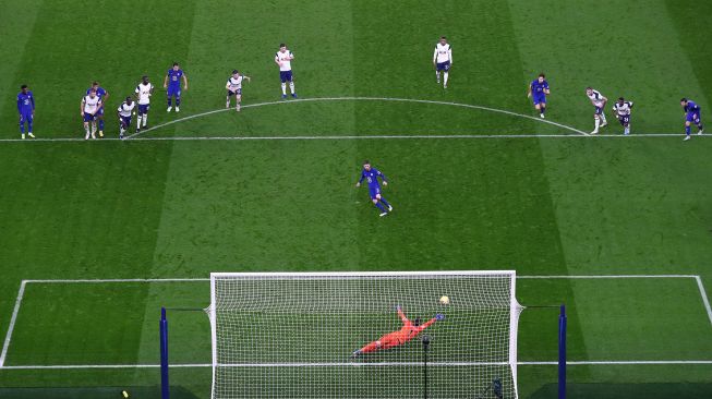 Gelandang Chelsea Jorginho, mencetak gol pembuka dari titik penalti selama pertandingan sepak bola Liga Premier Inggris antara Tottenham Hotspur melawan Chelsea di Stadion Tottenham Hotspur, Jumat (5/2/2021) dini hari WIB.  Clive Rose / POOL / AFP