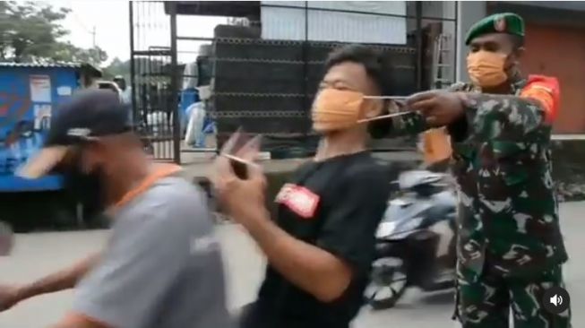 Cara anggota TNI pakaikan masker ke pemotor mengudang gelak tawa (Instagram)