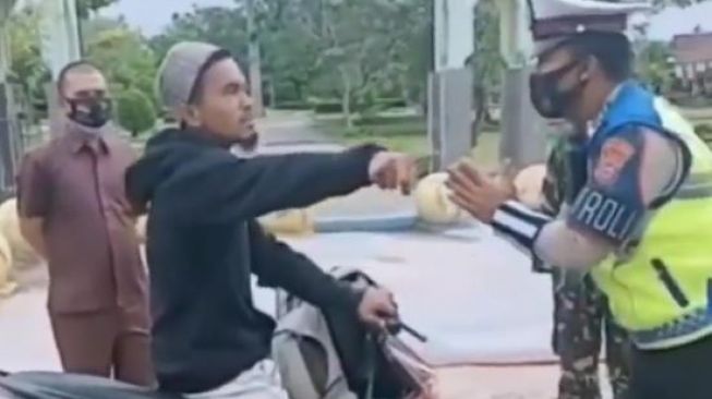 Viral Video Pemuda Tantang Polisi Gegara Emosi Ditegur Tak Pakai Masker