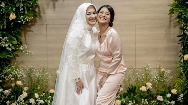 Ikke Nurjanah bersama putrinya, Siti Adira Kinaya. [Instagram]