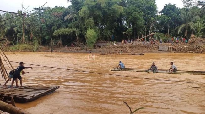 Warga Waki Baru Bertaruh Nyawa untuk Air Bersih, Lewati Sungai Hantakan