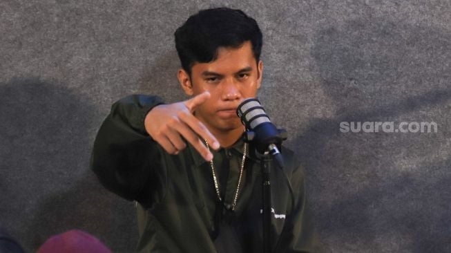 Penampilan personil Vokal grup HipHop asal Jayapura M.A.C saat tampil membawakan lagunya kantor Suara.com di Jakarta Selatan, Jumat (5/2/2021). [Suara.com/Alfian Winanto]