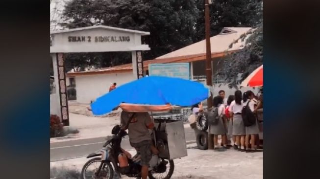 Bikin Terenyuh, Perbedaan Nasib 2 Penjual Jajanan di Depan Sekolah