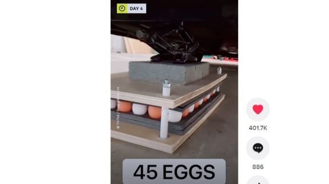Telur-telur digunakan untuk mengangkat mobil layaknya dongkrak (TikTok)