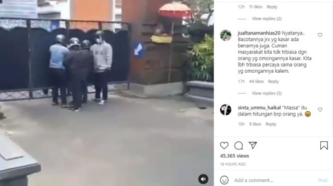 Massa pendukung Jerinx menggembok Kejati Bali dan pasang spanduk. - (Instagram/@nenk_update)