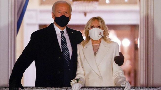 Terungkap, Ini Makna Tersembunyi Busana Jill Biden Saat Pelantian Joe Biden