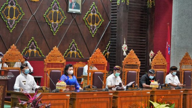 Kelola Pendapatan Daerah Rp1,4 Triliun, Bupati Mas Sumatri Serahkan LKPJ
