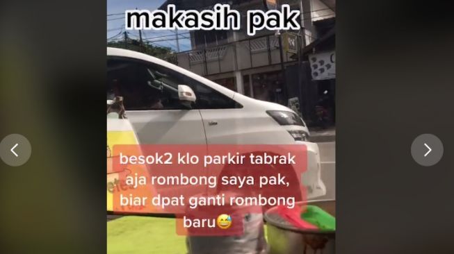 Pelanggan Jajan Pakai Mobil Mewah, Cara Parkirnya Bikin Penjual Geram