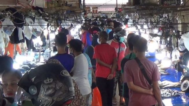 Jelang Lockdown Akhir Pekan, Warga Balikpapan Borong Stok Bahan Makanan