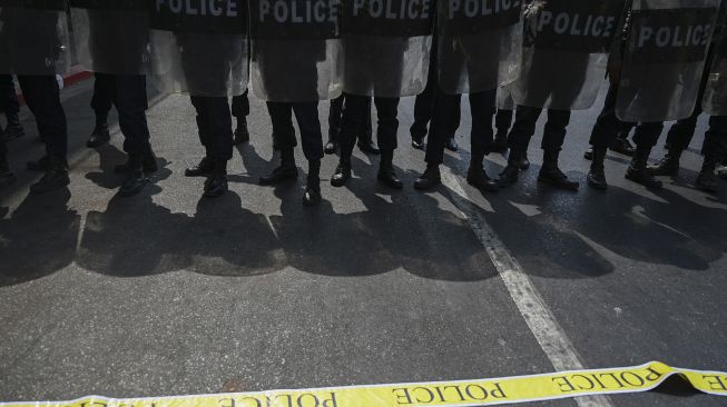 Polisi anti huru hara memblokir jalan ketika pengunjuk rasa berkumpul untuk demonstrasi menentang kudeta militer di Yangon, Myanmar, Sabtu (6/2/2021). [YE AUNG THU / AFP]