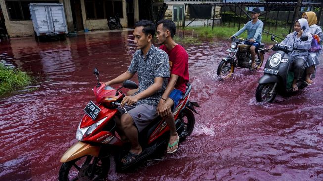 Beratnya Cuma Sekilo, Ini Benda Penyebab Banjir Warna Merah di Pekalongan