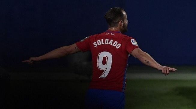 Penyerang Granada Roberto Soldado merayakan golnya ke gawang Villarreal dalam lanjutan Liga Spanyol di Stadion de la Ceramica, Villarreal, Spanyol, Rabu (20/1/2021). (6/2/2021). (ANTARA/AFP/Jose Jordan)