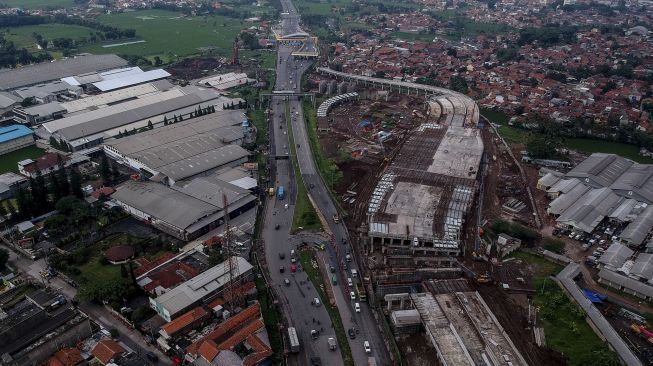 Foto udara proyek pembangunan Simpang Susun Cileunyi di Kabupaten Bandung, Jawa Barat, Sabtu (6/2/2021). [ANTARA FOTO/Raisan Al Farisi]