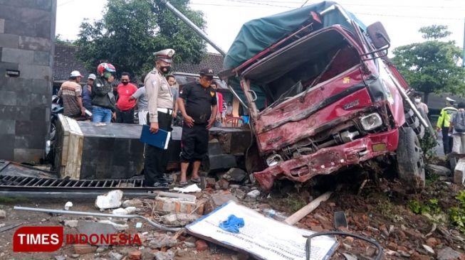 Bapak dan Anak di Banyuwangi Tewas Diseruduk Truk