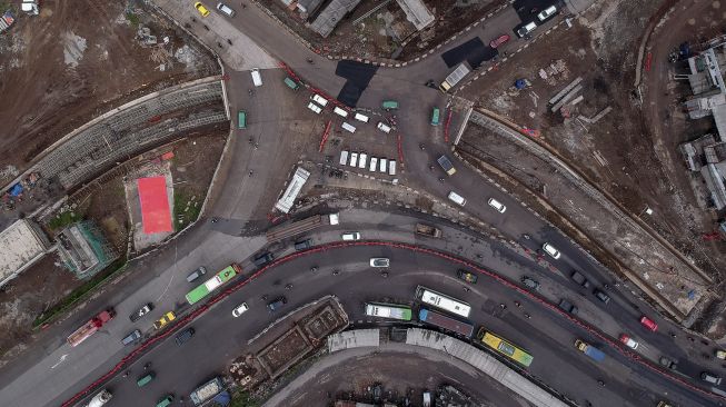 Foto udara proyek pembangunan Simpang Susun Cileunyi di Kabupaten Bandung, Jawa Barat, Sabtu (6/2/2021). [ANTARA FOTO/Raisan Al Farisi]