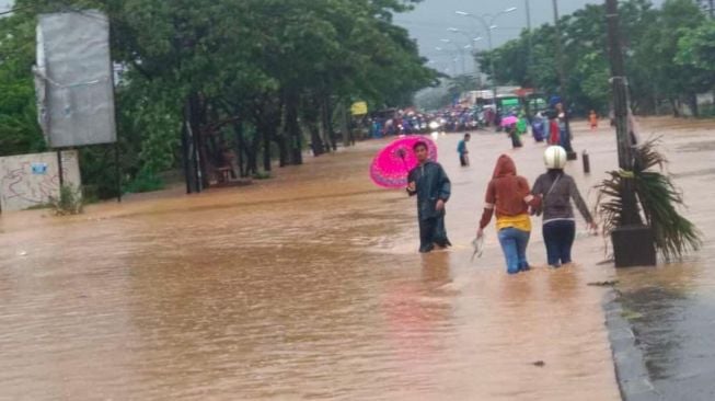 Semarang-Kendal Lumpuh Total karena Banjir, Pengendara Dialihkan Lewat Tol