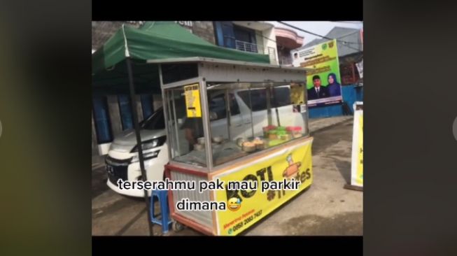 Pelanggan pakai mobil mewah disindir penjual [TikTok/@cintadamai0809]