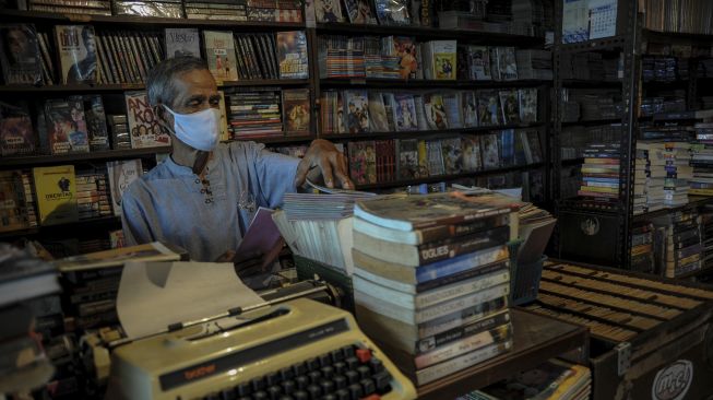 Seorang karyawan merapikan buku di Taman Bacaan Hendra di Jalan Sabang, Bandung, Jawa Barat, Jumat (5/2/2021). [ANTARA FOTO/Raisan Al Farisi]