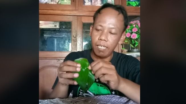 Pria review makanan pakai bahasa Jawa medok viral (TikTok/mazbudibodon).