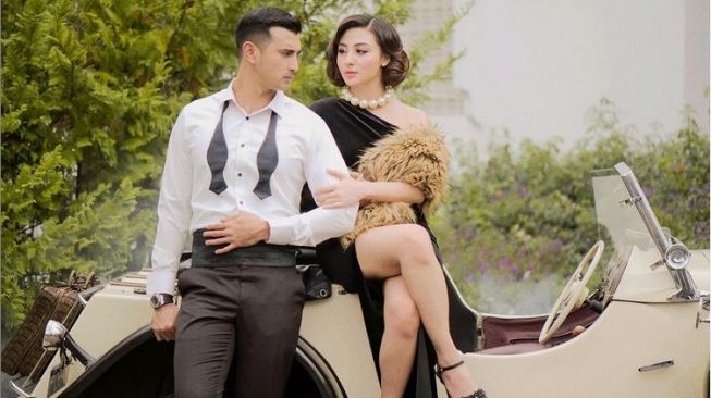 Ali Syakieb und Margin Wieheerm bersama mobil klasik (Instagram)