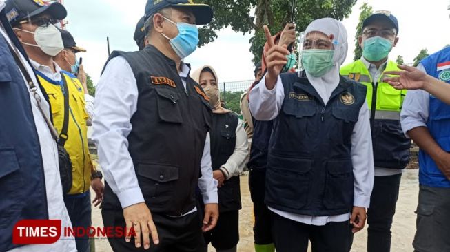 Gubernur Khofifah Terjun Langsung Identifikasi Penyebab Banjir di Jombang