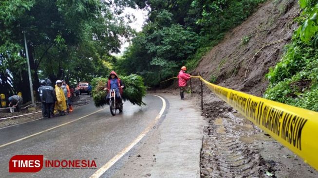 Jalan Payung Songgoriti Bersih dari Longsor, Lalu Lintas Dibuka Kembali
