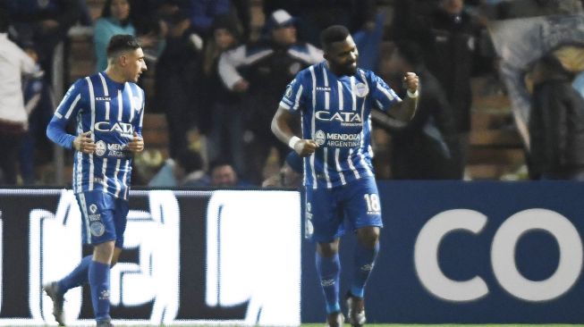 (FILES) Dalam foto file ini diambil pada 06 April 2011 Pemain Argentina Godoy Cruz Santiago Garcia merayakan golnya melawan Fluminense selama pertandingan sepak bola Piala Libertadores mereka di Montevideo. MIGUEL ROJO / AFP
