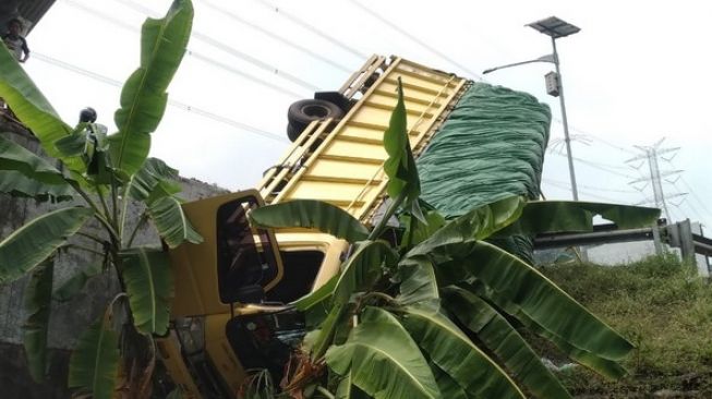 Gagal Menanjak, Truk Bermuatan Pasir Terguling di Kadu Kampeng Carita