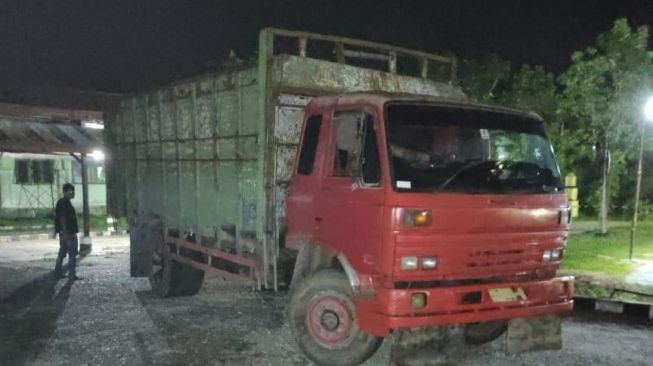 Kaget! Benda di Bawah Truk Ini Bisa Bikin Pengendara Auto Menjauh