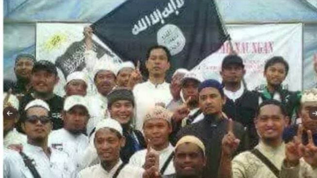 Husin Shihab Beberkan Foto Munarman dengan Bendera ISIS: Kurang Bukti Apa?