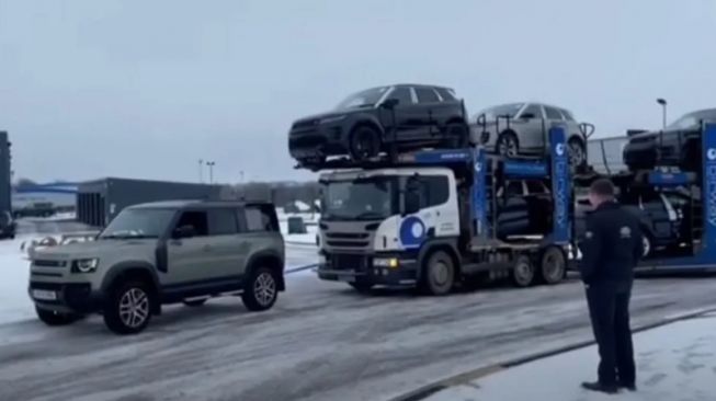 Bak Semut Menarik Gajah, Aksi Mobil Menderek Truk Ini Bikin Takjub