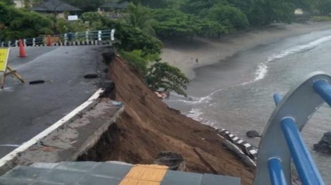 Hujan Lebat, Jalan ke Wisata Senggigi Longsor 45 Meter