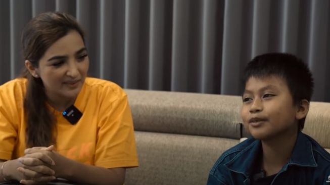 Ashanty dan anak angkatnya, Putra [YouTube/The Hermansyah A6]