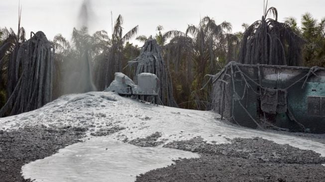 Lokasi semburan gas bumi yang disertai lumpur dan abu di kawasan Pondok Pesantren Al-Ihsan, Kota Pekanbaru, Riau, Jumat (5/2/2021). Seluruh santri dan warga di sekitar Pondok Pesantren Al-Ihsan terpaksa diungsikan akibat semburan gas bumi yang disertai lumpur dan abu saat pihak pengelola pondok melakukan pengeboran untuk mencari sumber air pada Kamis (4/2). [ANTARA FOTO/FB Anggoro]