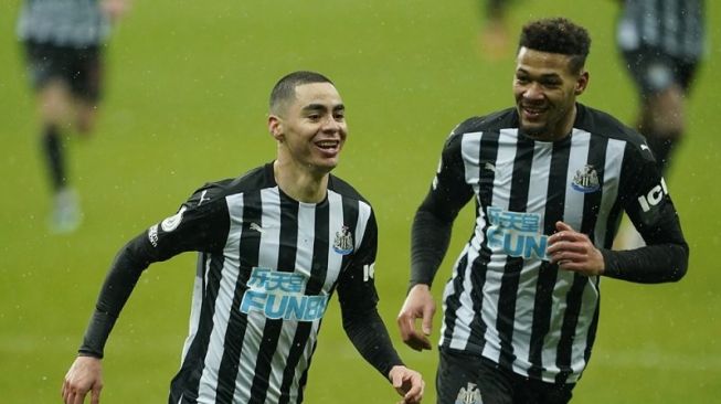 Penyerang Newcastle United Miguel Almiron (kiri) melakukan selebrasi bersama Joelinton setelah mencetak gol keduanya ke gawang Southampton dalam lanjutan Liga Inggris di Stadion St. James' Park, Newcastle, Inggris, Sabtu (6/2/2021). [AFP]