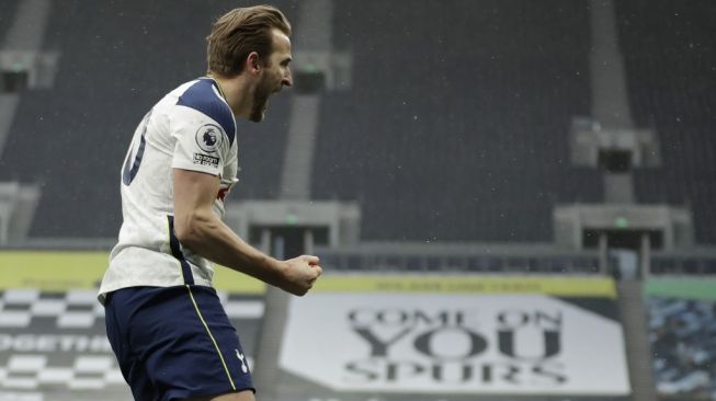 Penyerang Tottenham Hotspur, Harry Kane melakukan selebrasi usai mencetak gol ke gawang WBA pada laga Liga Inggris 2020/2021 di Tottenham Hotspur Stadium, London, Minggu (7/2/2021) malam WIB. [MATT DUNHAM / POOL / AFP]