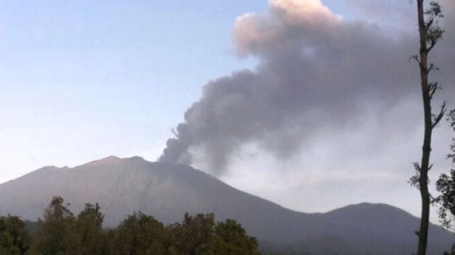 Aktivitas Naik, Gunung Raung Semburkan Abu Vulkanik Capai 2000 Meter