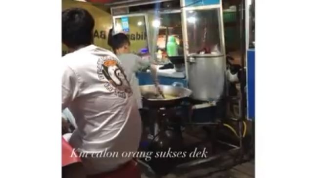 Viral Bocah Penjual Nasi Goreng, Aksinya Racik Pesanan Curi Perhatian