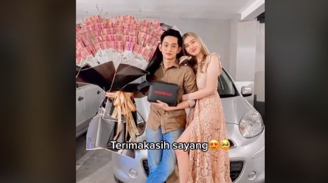 Viral, Pemuda Beri Hadiah Ultah ke Pacar, Mobil dan Buket Uang Rp 10 Juta