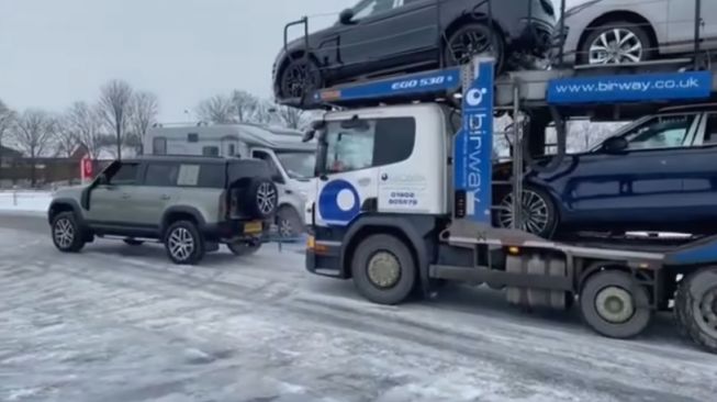 Land Rover sanggup menderek truk. (Youtube/Swansway Group)